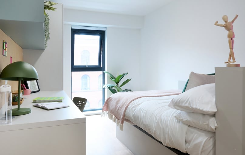 Silver En Suite, The Waterways, 1 Pump Way, Lace Market, Nottingham - Image 1